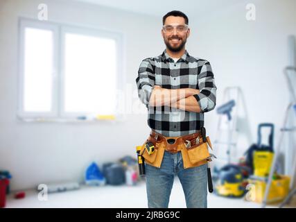 Glücklicher Arbeiter oder Baumeister mit gekreuzten Armen Stockfoto