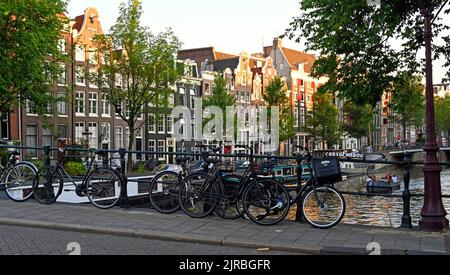 Fahrräder auf den Brücken von Amsterdam Stockfoto