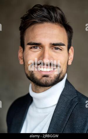 Hübscher junger Geschäftsmann in Business-Casual-Kleidung Stockfoto