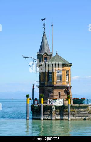 Deutschland, Baden-Württemberg, Konstanz, Alter Leuchtturm am Rande der Hafenmole Stockfoto