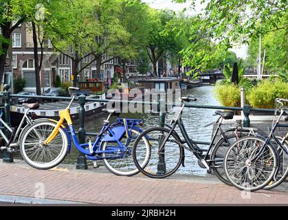 Fahrräder auf den Brücken von Amsterdam Stockfoto