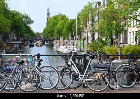 Fahrräder auf den Brücken von Amsterdam Stockfoto