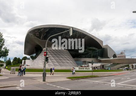 BMW Welt in der Zentrale der Bayerischen Motoren Werke, einem Automobil- und Motorradhersteller, München, Deutschland Stockfoto