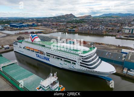 Edinburgh, Schottland, Großbritannien. 23.. August 2022. Blick auf die MS Victoria Fähre, die am Hafen von Leith in Edinburgh liegt. Die Fähre ist vorübergehend die Heimat ukrainischer Flüchtlinge, die nach Schottland eingeladen wurden. Anwohner beschweren sich jedoch jetzt über die Luftverschmutzung und Lärmbelästigung durch die Dieselmotoren des Schiffes, die zum Antrieb des Schiffes verwendet werden. Das Schiff kann nicht an das örtliche Stromnetz anschließen, daher müssen die Dieselmotoren das Schiff in den nächsten 6 Monaten mit Strom versorgen. Iain Masterton/Alamy Live News Stockfoto