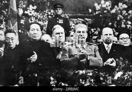 Mao an Stalins Seite bei einer Zeremonie anlässlich Stalins 71.. Geburtstag im Dezember 1949 in Moskau. Hinter ihnen ist Marschall der Sowjetunion Nikolai Bulganin. Auf der rechten Seite Stalins steht Walter Ulbricht aus Ostdeutschland und am Rande der Mongolei Yumjaagiin Tsedenbal. Die Person ganz links ist Shi Zhe, Maos russischer Übersetzer, 1949 Stockfoto