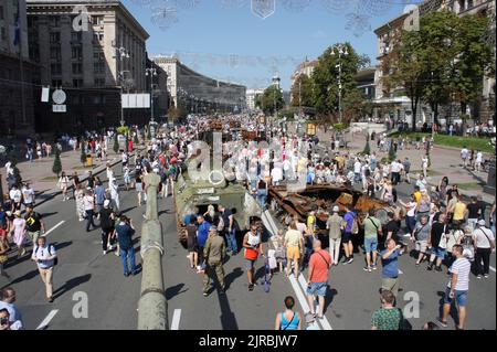 Kiew, Kiew Ukraine, August 21 2022: Russische Militärausrüstung zerstört. Ausstellung zur Parade zum Unabhängigkeitstag auf der Straße Khreshchatyk Stockfoto