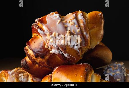 St. Martin's Croissant. Traditionelles polnisches Gebäck mit Mohnfüllung, Nüssen. Croissant Saint Martin, Rogal świętomarciński, marciński aus Polen. Stockfoto