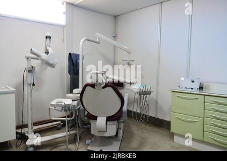 Zahnarztpraxis, mit medizinischen Geräten, Stuhl, Schränke, Negatoskop mit weißen Wänden, Brasilien, Südamerika, Lateinamerika Stockfoto