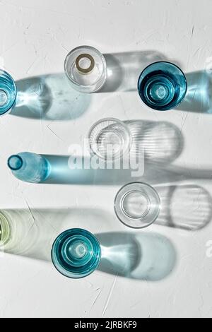 Glaswaren, die Schatten auf die weiße Oberfläche werfen Stockfoto
