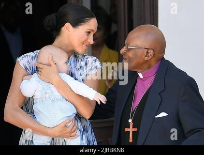 Datei-Foto vom 25/09/2019 der Herzogin von Sussex mit ihrem Sohn Archie trifft Erzbischof Desmond Tutu in Kapstadt. Ausgabedatum: Dienstag, 23. August 2022. Stockfoto