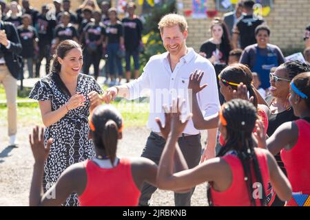 File photo dated 23/09/2019 of Duke and Duchess of Sussex Meeting a Group of dancers at the Nyanga Township in Cape Town, South Africa. Ausgabedatum: Dienstag, 23. August 2022. Stockfoto