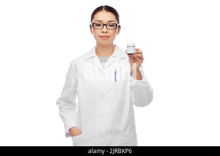asiatische Ärztin oder Krankenschwester mit Medizin Stockfoto