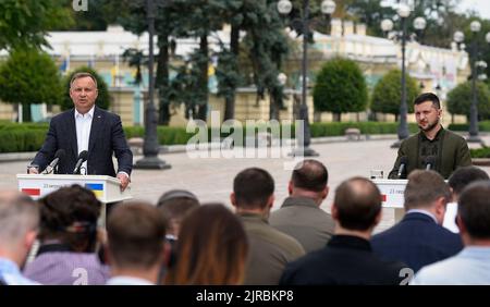 Nicht exklusiv: KIEW, UKRAINE - 23. AUGUST 2022 - Präsident der Republik Polen Andrzej Duda und Präsident der Ukraine Wolodymyr Zelenskyy (L bis R Stockfoto