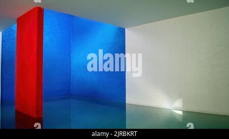 Interieur des gilardi-Hauses des berühmten Architekten luis barragan, Pool, der das Licht reflektiert, blaue Wand und rote Säule, mexiko Stockfoto