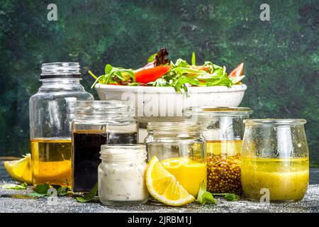 Verschiedene hausgemachte Salatdressings. Set mit verschiedenen Salatsoßen, Öl, Vinaigrette, Senf, Mayonnaise, ranch, Balsamico, Soja, Joghurtdressings Stockfoto