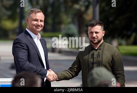 Nicht exklusiv: KIEW, UKRAINE - 23. AUGUST 2022 - Präsident der Ukraine Wolodymyr Zelenskyy (R) schüttelt die Hände mit dem Präsidenten der Republik Polen und Stockfoto