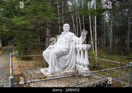 Eine zerflappende Lenin-Statue in einer Stadt im Fernen Osten Russlands Stockfoto