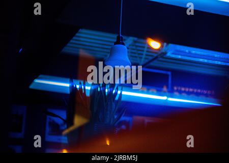 Ein Blick durch das Restaurantfenster in der Nacht Stockfoto