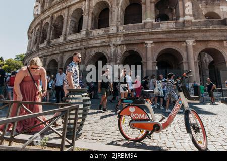 Rom, Italien. 23. August 2022. ROM, ITALIEN - 23. AUGUST Touristen im Zentrum von Rom, Italien, 23. August 2022. Laut dem italienischen Tourismusverband „CNA Turismo e Commercio“ wird der italienische Ferragosto zwischen dem 12. Und dem 21. August mehr als 10 Millionen Touristen in italienischen Unterkünften übernachten lassen, was ein noch besseres Ergebnis als der vorpandemische Sommer 2019 verzeichnen wird. Mit einem Gesamtvolumen von rund 3,5 Milliarden Euro. Am 23. August 2022 in Rom, Italien. Kredit: Unabhängige Fotoagentur/Alamy Live Nachrichten Stockfoto