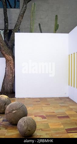 Interieur des gilardi-Hauses des berühmten Architekten luis barragan, zentraler Innenhof, mit Steinkugeln und Jacaranda-Baum Stockfoto