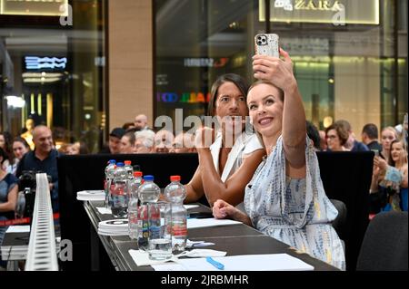 Jorge González und Isabel Edvardsson beim Dance Contest, Tanzmarathon und Coaching mit den Let's Dance Stars auf der Piazza der Mall of Berlin. Berlin Stockfoto