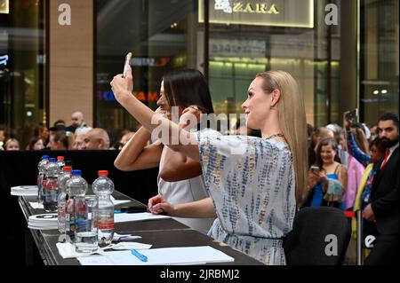 Jorge González und Isabel Edvardsson beim Dance Contest, Tanzmarathon und Coaching mit den Let's Dance Stars auf der Piazza der Mall of Berlin. Berlin Stockfoto