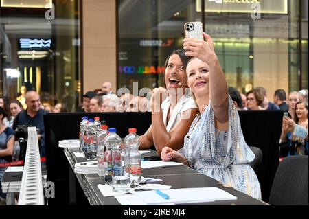 Jorge González und Isabel Edvardsson beim Dance Contest, Tanzmarathon und Coaching mit den Let's Dance Stars auf der Piazza der Mall of Berlin. Berlin Stockfoto