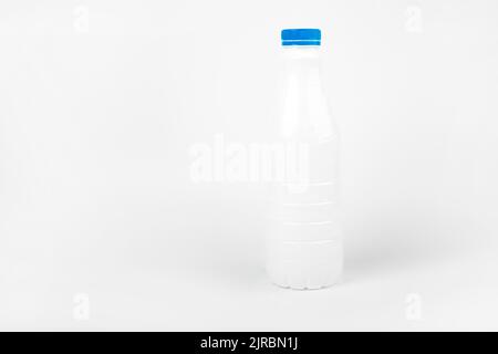 Weiße leere Plastikflasche auf weißem Hintergrund Stockfoto