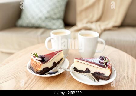 Stücke Schokoladenkuchen auf Holztisch Stockfoto