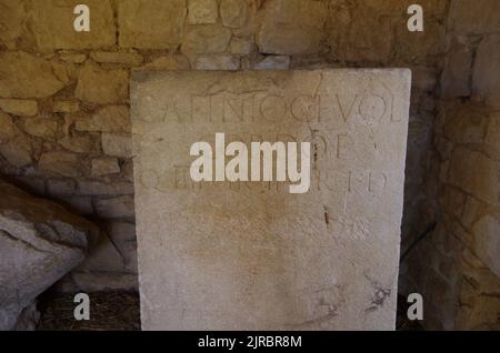 Überreste von Epigraph, archäologische Stätte von Altilia, Sepino, Molise, Italien. Stockfoto