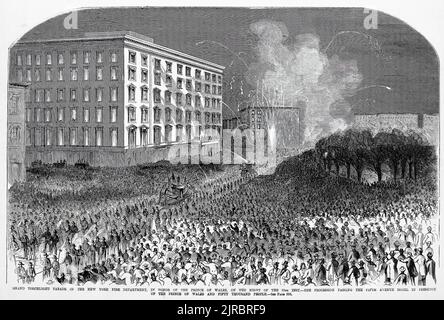 Große Fackelparade der New Yorker Feuerwehr, zu Ehren des Prinzen von Wales, in der Nacht des 13.. Oktober 1860 - die Prozession am Fifth Avenue Hotel in Anwesenheit des Prinzen von Wales und 50.000 Menschen vorbei. Besuch von Edward Albert, Prinz von Wales, in Amerika. 19.. Jahrhundert Illustration aus Frank Leslie's Illustrated Newspaper Stockfoto