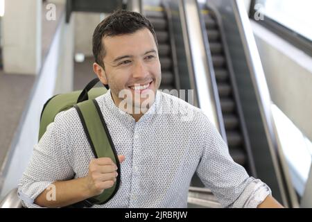 Hispanic Geschäftsmann mit beweglichen Treppe Stockfoto