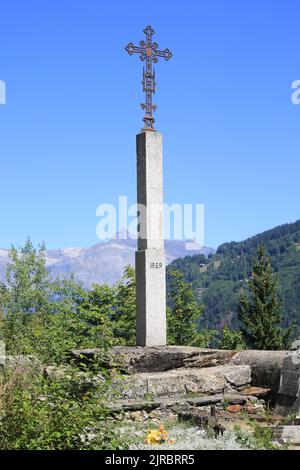 Croix en fer forgée. Cimetière de Saint-Nicolas de Véroce. Vue sur les Aiguilles de Warens. Haute-Savoie. Auvergne-Rhône-Alpes. Frankreich. Europa. Stockfoto