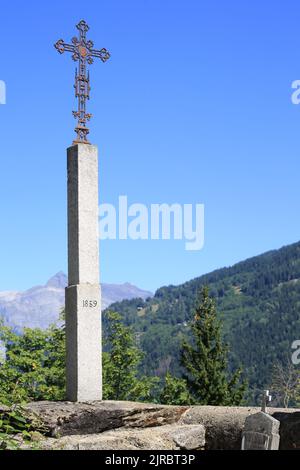 Croix en fer forgée. Cimetière de Saint-Nicolas de Véroce. Vue sur les Aiguilles de Warens. Haute-Savoie. Auvergne-Rhône-Alpes. Frankreich. Europa. Stockfoto