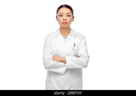 asiatische Ärztin mit gekreuzten Armen Stockfoto