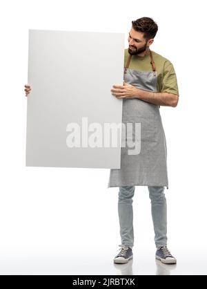 Glücklicher Barkeeper im Vorfeld mit leerem weißen Brett Stockfoto