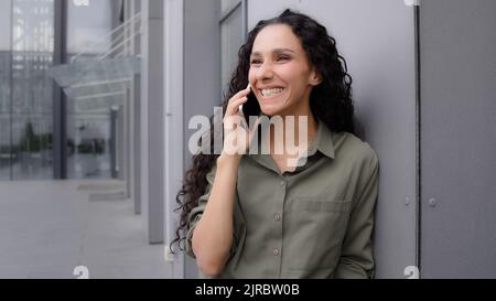 Frau glücklich fröhlich Erfolg erstaunt Wunder Geschäftsfrau Dame Gespräch fernab Gespräch Antwort Anruf hören gute Nachrichten gewinnen sagen Stockfoto