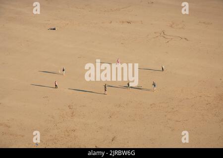 Spielen von Beach Cricket auf Marloes Sands im Sommer, Pembrokeshire, Wales, Großbritannien Stockfoto