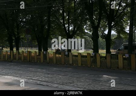 Riga, Lettland. 22. August 2022. Minibagger stehen hinter Polizeibarrieren in der Nähe des sowjetischen Denkmals. Die Behörden haben mit dem Abbau des Denkmals begonnen, das 1985 anlässlich des 40.. Jahrestages des sowjetischen Sieges über Hitlers Deutschland im Zweiten Weltkrieg errichtet wurde (To dpa 'Lettland: Riga beginnt mit dem Abriss des sowjetischen Siegesdenkmals') Quelle: Alexander Welscher/dpa/Alamy Live News Stockfoto