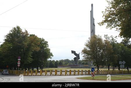 Riga, Lettland. 22. August 2022. Hinter Polizeibarrieren steht der 79 Meter hohe Obelisk der sowjetischen Gedenkstätte. Die Behörden haben mit dem Abbau des Denkmals begonnen, das 1985 anlässlich des 40.. Jahrestages des sowjetischen Sieges über Hitlers Deutschland im Zweiten Weltkrieg errichtet wurde (To dpa 'Lettland: Riga beginnt mit dem Abriss des sowjetischen Siegesdenkmals') Quelle: Alexander Welscher/dpa/Alamy Live News Stockfoto