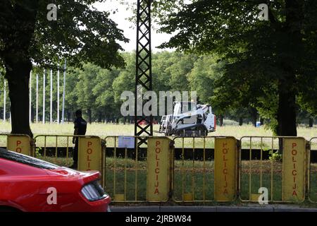 Riga, Lettland. 22. August 2022. Minibagger stehen hinter Polizeibarrieren in der Nähe des sowjetischen Denkmals. Die Behörden haben mit dem Abbau des Denkmals begonnen, das 1985 anlässlich des 40.. Jahrestages des sowjetischen Sieges über Hitlers Deutschland im Zweiten Weltkrieg errichtet wurde (To dpa 'Lettland: Riga beginnt mit dem Abriss des sowjetischen Siegesdenkmals') Quelle: Alexander Welscher/dpa/Alamy Live News Stockfoto