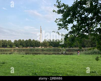 Riga, Lettland. 22. August 2022. Der 79 Meter hohe Obelisk der sowjetischen Gedenkstätte. Die Behörden haben mit dem Abbau des Denkmals begonnen, das 1985 anlässlich des 40.. Jahrestages des sowjetischen Sieges über Hitlers Deutschland im Zweiten Weltkrieg errichtet wurde (To dpa 'Lettland: Riga beginnt mit dem Abriss des sowjetischen Siegesdenkmals') Quelle: Alexander Welscher/dpa/Alamy Live News Stockfoto
