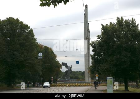 Riga, Lettland. 22. August 2022. Hinter Polizeibarrieren steht der 79 Meter hohe Obelisk der sowjetischen Gedenkstätte. Die Behörden haben mit dem Abbau des Denkmals begonnen, das 1985 anlässlich des 40.. Jahrestages des sowjetischen Sieges über Hitlers Deutschland im Zweiten Weltkrieg errichtet wurde (To dpa 'Lettland: Riga beginnt mit dem Abriss des sowjetischen Siegesdenkmals') Quelle: Alexander Welscher/dpa/Alamy Live News Stockfoto