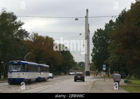 Riga, Lettland. 22. August 2022. Der 79 Meter hohe Obelisk der sowjetischen Gedenkstätte. Die Behörden haben mit dem Abbau des Denkmals begonnen, das 1985 anlässlich des 40.. Jahrestages des sowjetischen Sieges über Hitlers Deutschland im Zweiten Weltkrieg errichtet wurde (To dpa 'Lettland: Riga beginnt mit dem Abriss des sowjetischen Siegesdenkmals') Quelle: Alexander Welscher/dpa/Alamy Live News Stockfoto