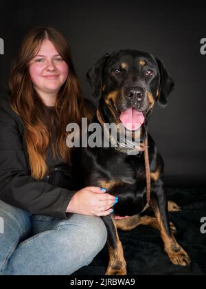 Studioportrait eines Rottweiler und Besitzers. Stockfoto