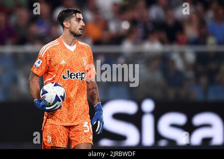 Genua, Italien. 22. August 2022. Mattia Perin von Juventus FC hält den Ball während des Fußballspiels der Serie A zwischen UC Sampdoria und Juventus FC. Kredit: Nicolò Campo/Alamy Live Nachrichten Stockfoto