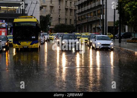 Starke Niederschläge in Zentral-Athen, Griechenland am 23. August 2022. Kredit: ALEXANDROS MICHAILIDIS/Alamy Live Nachrichten Stockfoto
