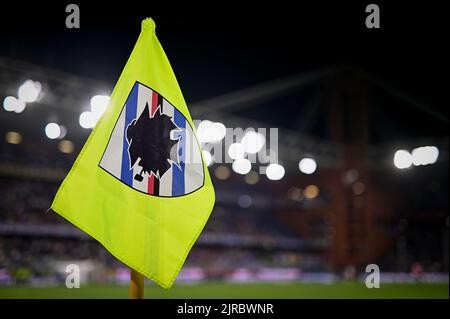 Genua, Italien. 22. August 2022. Eine Eckfahne mit dem Logo von UC Sampdoria ist während des Fußballspiels der Serie A zwischen UC Sampdoria und Juventus FC zu sehen. Kredit: Nicolò Campo/Alamy Live Nachrichten Stockfoto