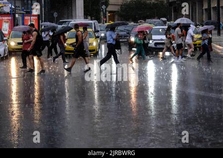 Starke Niederschläge in Zentral-Athen, Griechenland am 23. August 2022. Kredit: ALEXANDROS MICHAILIDIS/Alamy Live Nachrichten Stockfoto