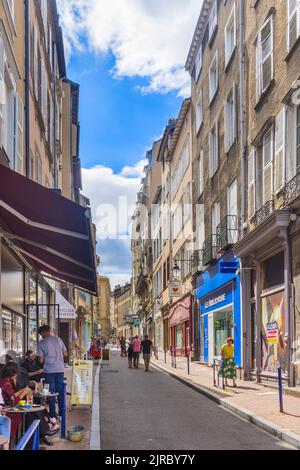 Geschäfte, Cafés und Einkäufer auf der Rue Fourie, Limoges, Haute-Vienne (87), Frankreich. Stockfoto